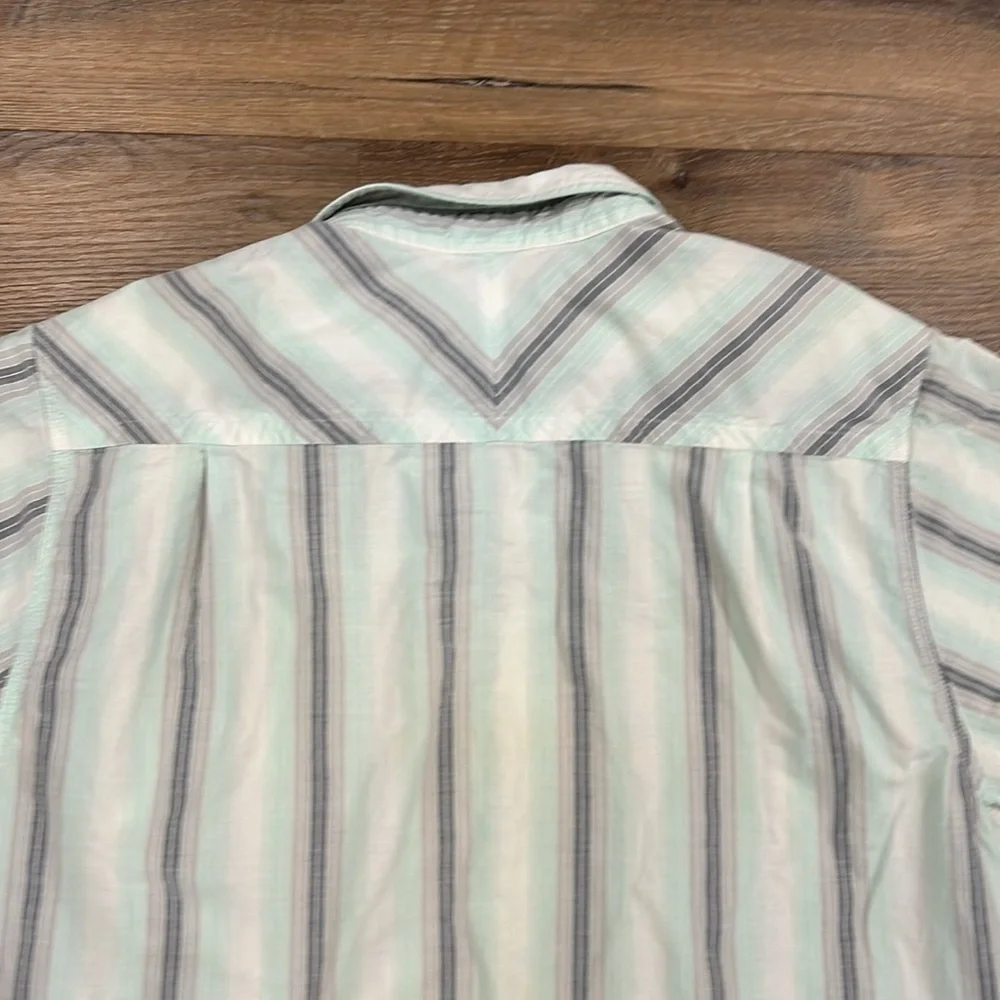 The North Face Mens Short Sleeve Button Up Shirt Striped green/gray w/pocket